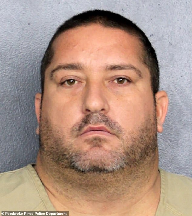 Dirigía el complejo de viviendas como una dictadura, el área de la piscina estaba mohosa y la casa club estaba cerrada; ahora sé lo que hizo el administrador de la propiedad con mis tarifas de la Asociación de Propietarios.