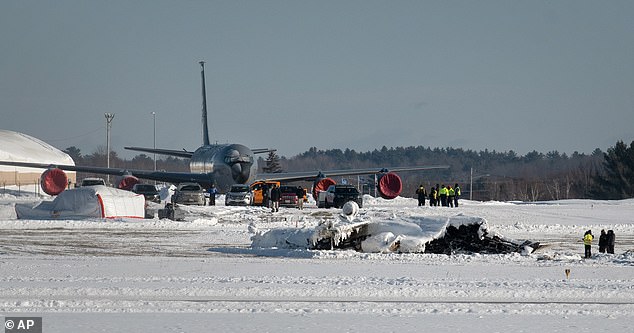 Finalmente se retiraron los cuerpos de un avión privado cuatro días después de que se estrellara en un aeropuerto helado de Maine, matando a cinco personas, incluido un destacado abogado.
