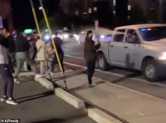 Impactante video muestra a un oficial federal rociando a manifestantes desde un camión en movimiento después de atacar un restaurante en Arizona