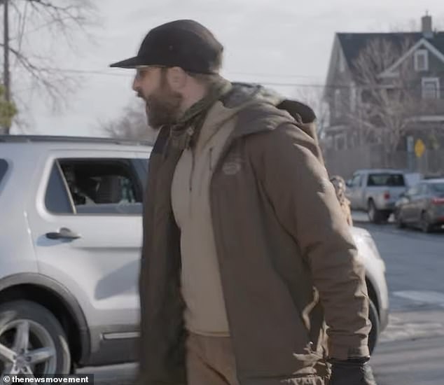 Alex Pretty escupió a agentes de ICE y rompió la luz trasera de una camioneta federal en imágenes impactantes tomadas 11 días antes de que lo mataran a tiros.