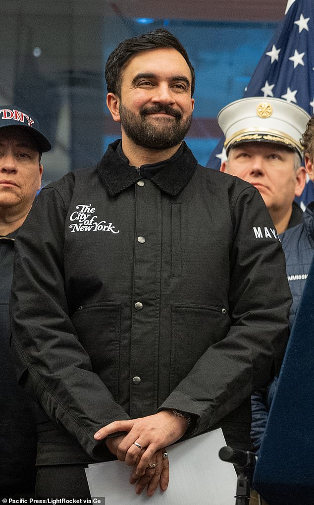 El alcalde socialista de Nueva York, Zohran Mamdani, muestra una moderna chaqueta Carhartt personalizada con un eslogan “vergonzoso” en el cuello