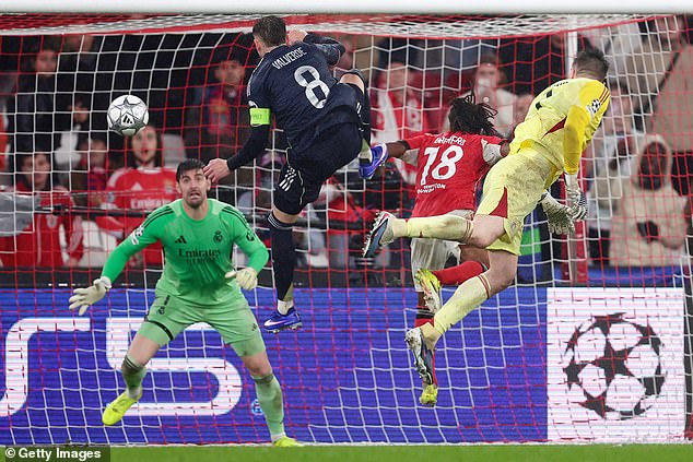 Felicitaciones al portero! El portero del Benfica anota en un remate salvaje al Real Madrid para darle al equipo de José Mourinho el último puesto en el play-off de la Liga de Campeones.