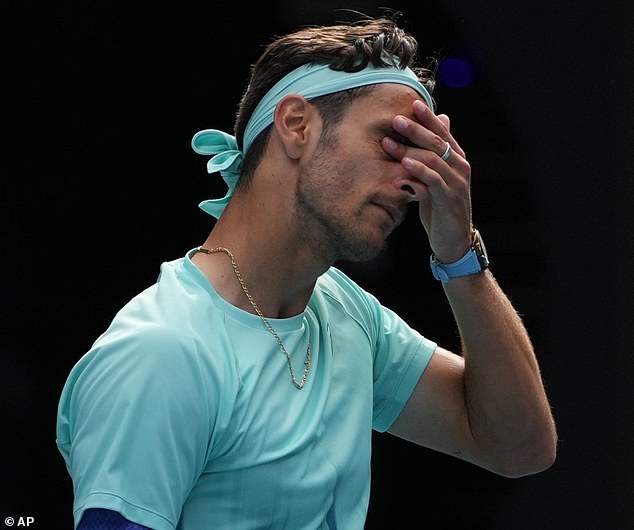 Se lanzan feas acusaciones contra la estrella del Abierto de Australia después de uno de los peores momentos de su carrera.