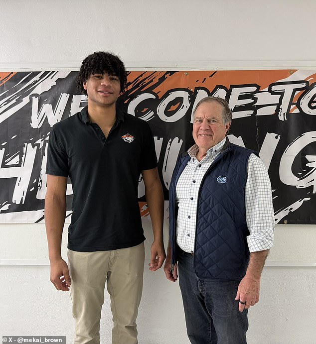 Bill Belichick hace su primera aparición desde el desaire al Salón de la Fama y pone cara de valiente en el proceso de reclutamiento