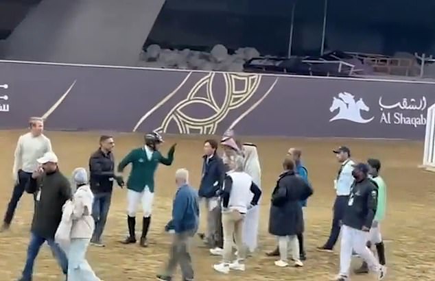 El marido de la heredera de Apple, Eve Jobs, del saltador olímpico del equipo GB, salta de su caballo enojado con un empleado del establo en una competencia de Qatar
