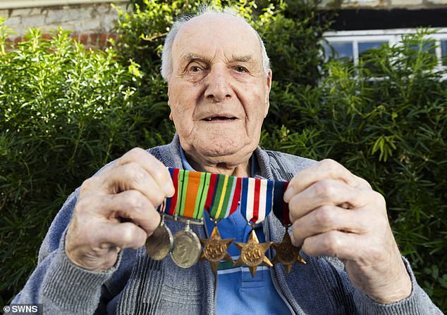 El héroe británico del Día D “murió feliz” a los 100 años. Una semana antes de morir, recibió una medalla de campaña por su papel en la histórica invasión.