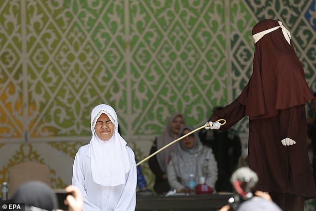 En uno de los “graves” azotes de la Sharia en la región de la Indonesia islámica, una mujer se desplomó después de haber sido azotada 140 veces por tener relaciones sexuales fuera del matrimonio.