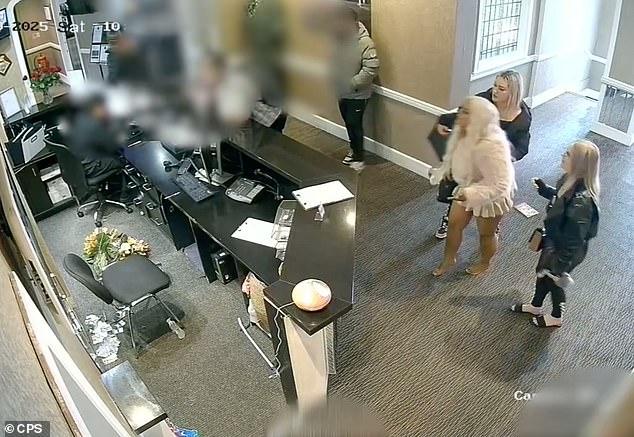 Momento impactante: tres mujeres borrachas destrozaron el vestíbulo del hotel y escupieron a la recepcionista presa del pánico