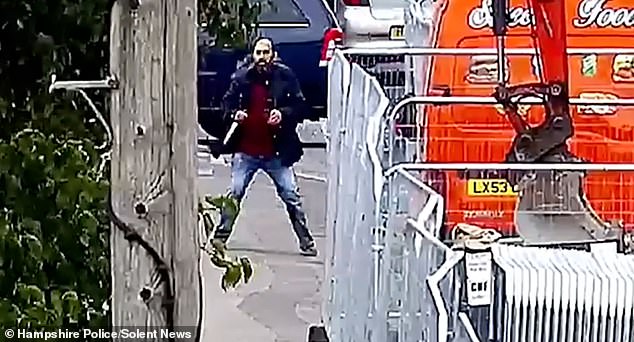 La estrella de Moment Hero Apprentice interviene valientemente mientras un cuchillo ‘floridamente psicótico’ ataca aleatoriamente a peatones; el atacante es encarcelado