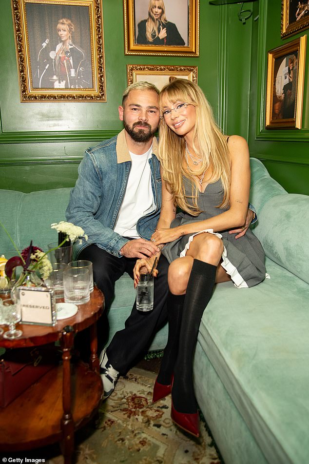 ¿Cuánto gana Bradley Dack por semana y su ex esposa, Olivia Attwood, gana más?