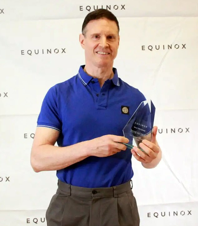 Entrenador personal, de 69 años, acusado de secuestrar a una mujer adinerada de 91 años de un lujoso asilo de ancianos de Nueva York que conoció en el gimnasio… pero los jefes insisten en que ella tiene demencia y su comportamiento mostró ‘banderas rojas’