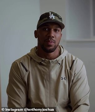Anthony Joshua se emociona cuando la estrella del boxeo rinde homenaje en un nuevo vídeo a dos amigos cercanos que murieron en un accidente automovilístico, un mes después de un trágico accidente en Nigeria, y agradece a la audiencia por su apoyo.