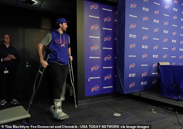 Josh Allen resurge con muletas después de una cirugía después de que la derrota de los Bills en los playoffs lo dejara llorando