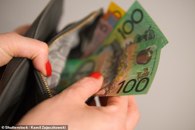 El último golpe para los australianos se produce después de que el colapso del superfondo borrara 1.200 millones de dólares.