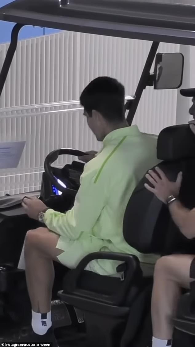 Revelado: El humillante momento de Carlos Alcaraz al intentar arrancar un carrito de golf en Melbourne Park
