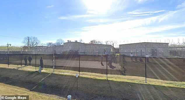 Se ha iniciado una persecución masiva en Luisiana después de que ocho reclusos, incluidos tres asesinos, protagonizaran una dramática fuga de prisión.