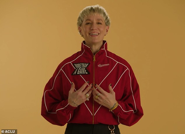 Ex gimnasta estadounidense lanza feroz ataque contra Megan Rapinoe por su apoyo a la estrella del fútbol transgénero: ‘Lleno de eso’