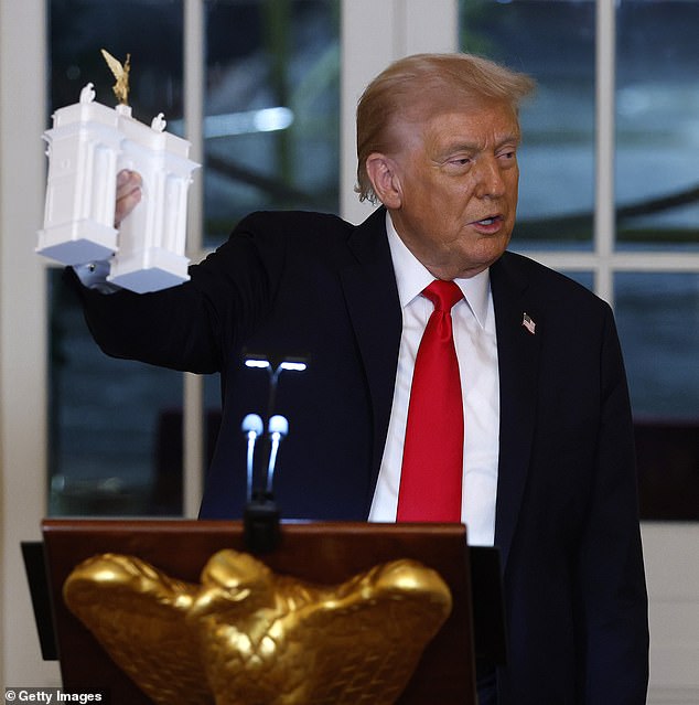 Las dimensiones del nuevo y enorme “Arco de Triunfo” de Trump se revelan mientras el presidente “elige el tamaño más grande posible” para honrar a Estados Unidos y sorprender a los visitantes.