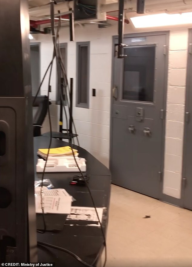 Un nuevo video muestra a los guardias de prisión ocupándose tranquilamente de sus asuntos 30 minutos después de que Jeffrey Epstein muriera en su celda.