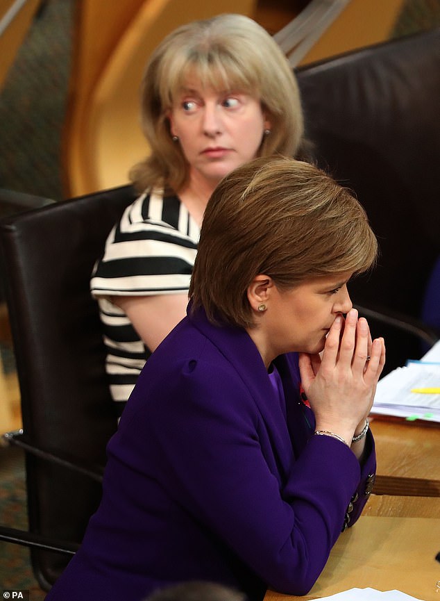 Se enviaron advertencias sanitarias al gobierno tres años antes de que Sweeney dijera que se dio cuenta por primera vez de la crisis de infecciones en los superhospitalarios.