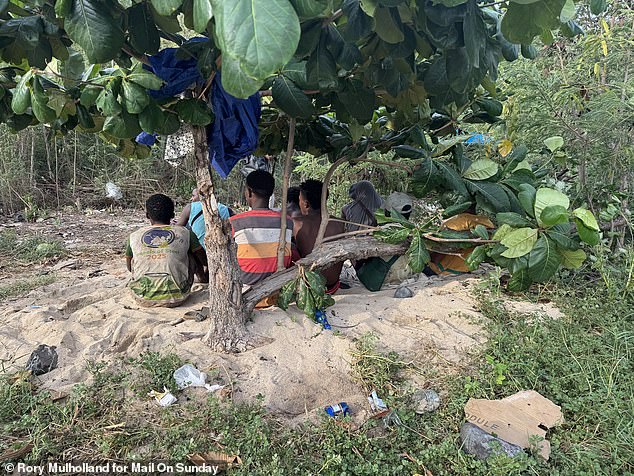 Prueba de que los gendarmes de Macron pueden cazar inmigrantes ilegales… pero sólo cuando están en una isla del Océano Índico a 5.000 millas de Calais, y evitar que entren furtivamente en Francia: IAN GALLAGHER