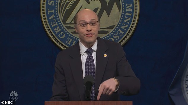 SNL marca el episodio número 1.000 con un bosquejo divisivo de las medidas enérgicas de ICE mientras Christy Noem se burla