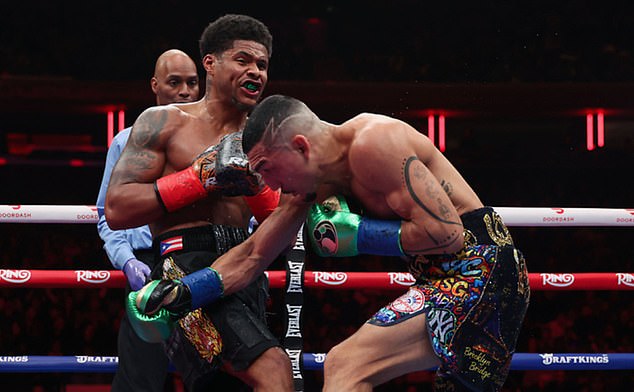 El campeón Shakur Stevenson supera a Teófimo López en una pelea sorprendentemente unilateral para convertirse en campeón mundial de cuatro divisiones.