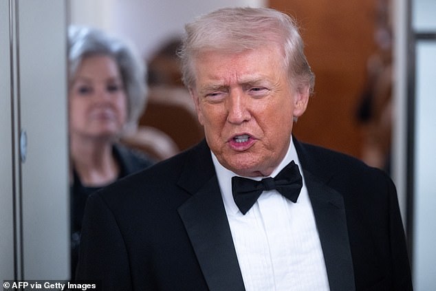 Trump, vestido de esmoquin, lanza una nueva amenaza a Irán a bordo del Air Force One mientras afirma que “grandes barcos poderosos” están en camino