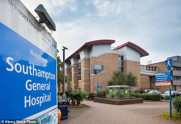 Cientos de pacientes evacuados del hospital de Southampton después de que un incendio provocara un incidente importante: se inició una investigación porque aún se desconoce la causa del incendio