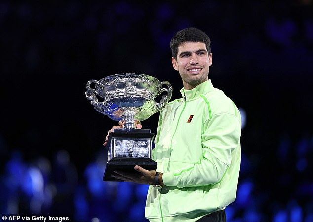 Carlos Alcaraz derrota a Novak Djokovic y hace historia como el campeón más joven de un Grand Slam tras una sensacional victoria en el Abierto de Australia