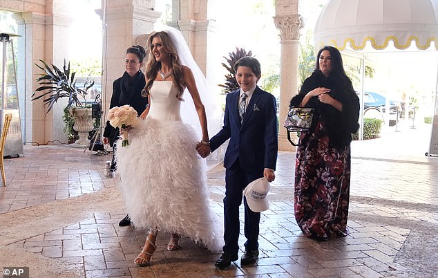 Trump organiza una lujosa boda MAGA en Mar-a-Lago para su principal asesor Dan Scavino… La novia sonrojada cautiva a los invitados y Elon Musk llega con su mamá bebé