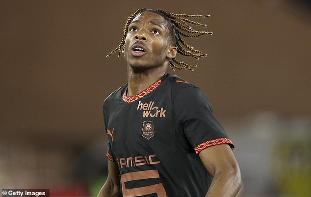 El Liverpool acuerda un acuerdo de £60 millones para fichar a Jeremy Jacquet procedente del Rennes en lo que será un duro golpe para el Chelsea, ya que los Rojos arrasaron con sus rivales y se espera que el defensor se una en el verano.