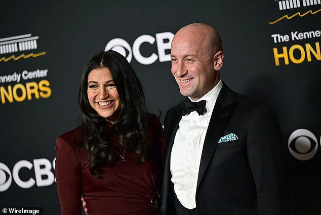 La esposa de Stephen Miller dice que ‘señores globalistas’ dirigen SNL después de que Pete Davidson se burlara de Tom Homan