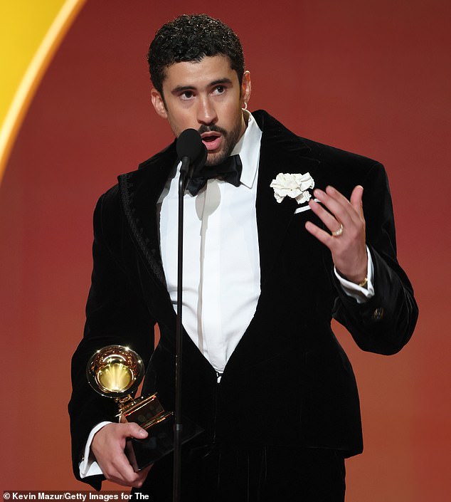 Bad Bunny renueva su disputa con ICE en los premios Grammy antes de la presentación del Super Bowl… donde los agentes de Trump estarán de servicio