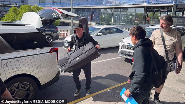 La leyenda del tenis John McEnroe lanza desafío NUCLEAR a un joven aficionado australiano que no lo deja en paz: ‘Vete a la mierda’