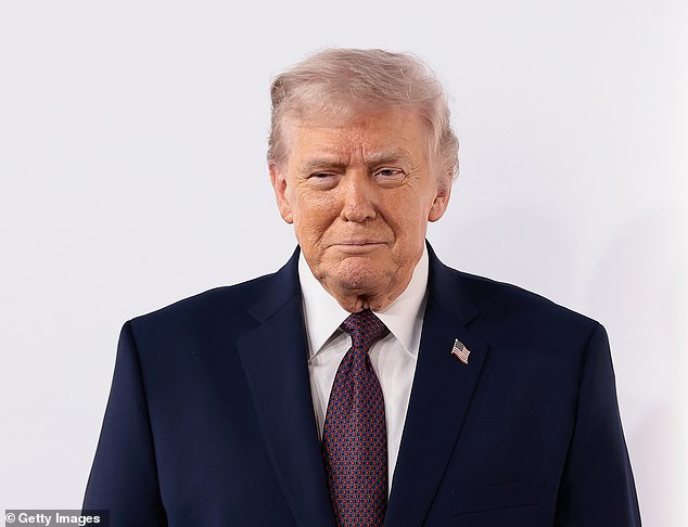 Trump critica a los Grammy por “no verlos realmente” y amenaza con demandar al “perdedor total” Trevor Noah por la broma de Epstein