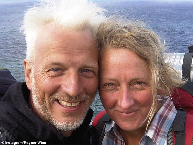 La autora de Salt Path, Raynor Wynn, ha admitido que la controvertida novela no es su debut, a pesar de haber afirmado anteriormente que era la primera vez que ponía la pluma sobre el papel.