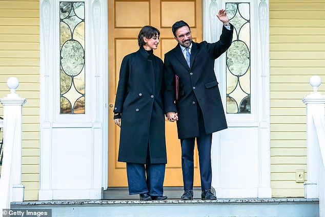 El edificio del alcalde socialista de Nueva York luce inmaculado mientras bolsas de basura y montones de nieve sucia se amontonan en las calles