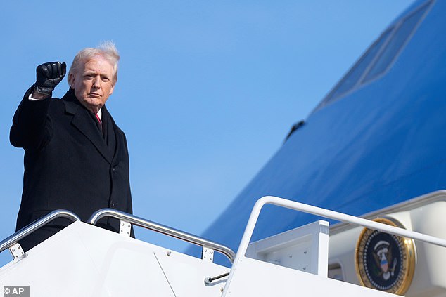 Trump admite que fue “agradable y lento” en las escaleras del Air Force One después de que Biden se cayera repetidamente