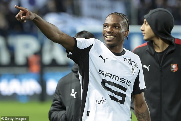 El Liverpool ha completado la transferencia de £60 millones de Jeremy Jacquet desde Rennes, y el altamente calificado defensor se mudará a Anfield en el verano después de que los Rojos se hagan con el Chelsea para su firma.