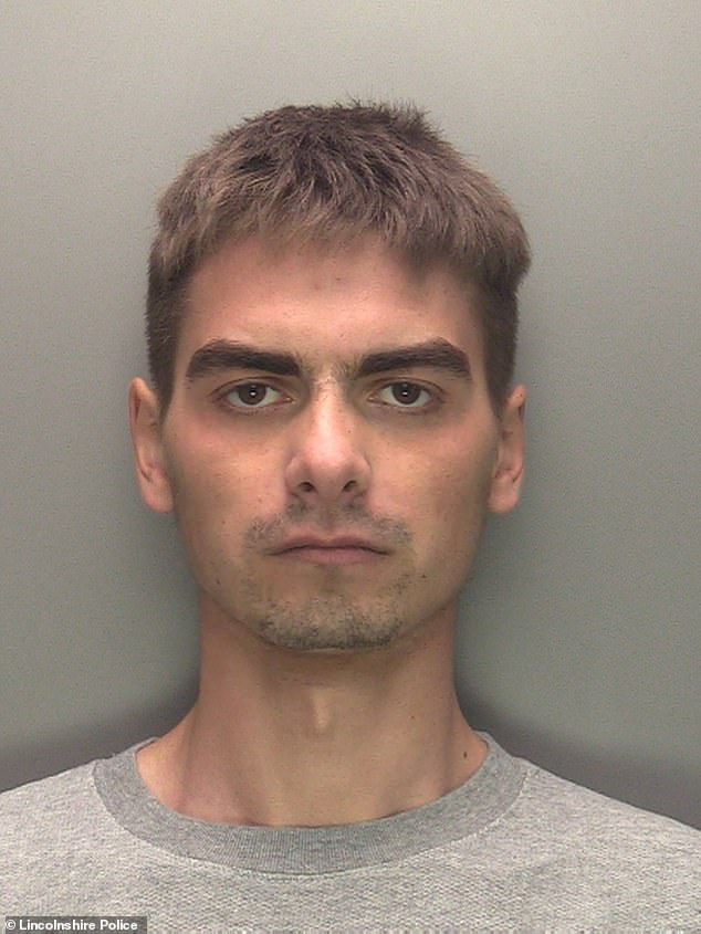 Un migrante esquizofrénico mata a una niña de nueve años que jugaba con hula-hoop en la calle, menos de un mes después de que se le permitiera regresar a Gran Bretaña.