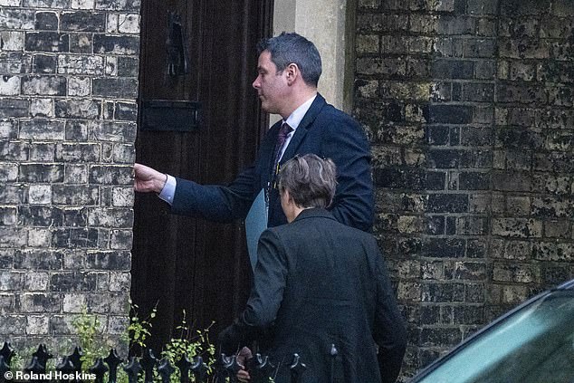 La policía registró las casas de Peter Mandelson en el norte de Londres y Wiltshire como parte de una investigación sobre las acusaciones de que filtró información confidencial a Jeffrey Epstein.