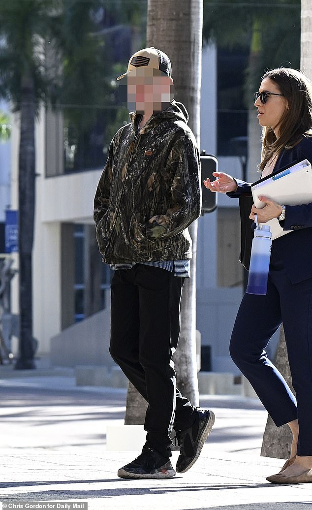 El medio hermano adolescente de Anna Kepner deberá comparecer ante el tribunal contra múltiples cargos por presuntamente asesinar a una animadora que quedó atrapada debajo de una cama en un crucero de Carnival.