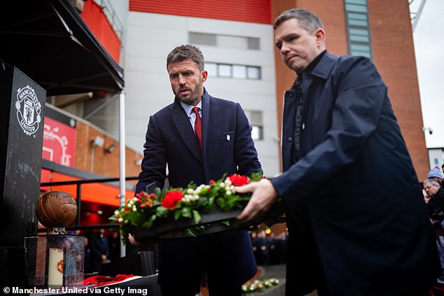 Bruno Fernandes y Michael Carrick se unen a los fanáticos del Man United en un servicio conmemorativo para las víctimas del desastre aéreo de Munich, 68 años después de la tragedia.