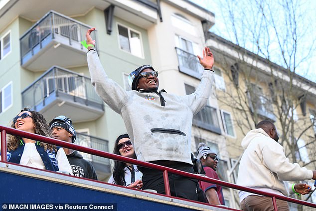 El MVP del Super Bowl critica al director ejecutivo por una extraña broma sobre el contrato durante su discurso en el desfile de los Seahawks