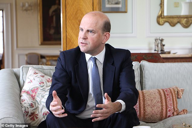 Cómo el principal embajador británico en la OTAN, de 55 años, mantiene relaciones diplomáticas con su AP italiana de 29 años