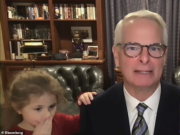 La muy seria entrevista televisiva de un experto financiero se ve interrumpida cuando su adorable y joven nieta viene a darle una palmada en el hombro.