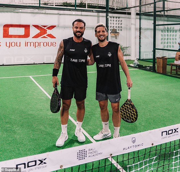 Momento horrible: un padre australiano engaña a la muerte cuando una pared de 3 m explota encima de él mientras juega pádel en Bali