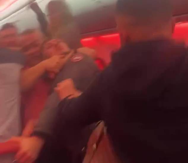 Momentos después de una pelea masiva entre británicos en un vuelo de Turquía a Manchester, el vuelo se vio obligado a desviarse, dejando “sangre y dientes en el suelo”