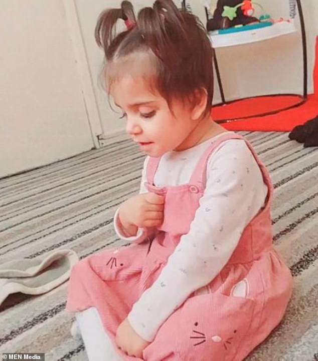 La madre mintió acerca de sacudir a la hija, a ambas, y asfixiarla con una galleta mientras sus padres estaban encarcelados.